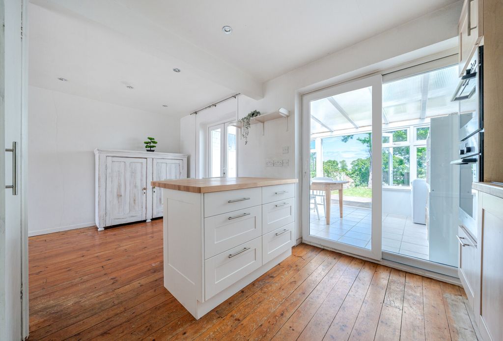 Property photo 2 of 13 12-681A0Fe2Bece1-...