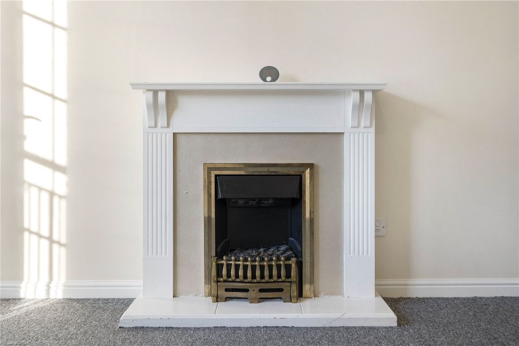 Property photo 3 of 23 Stead's Place 3