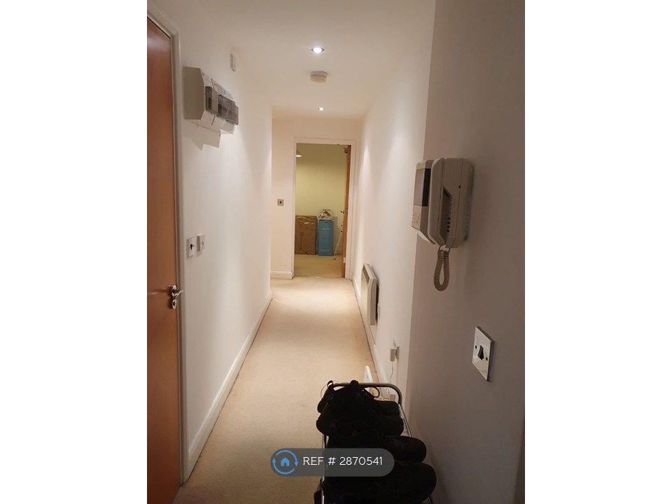 Property photo 3 of 18 Hall Way