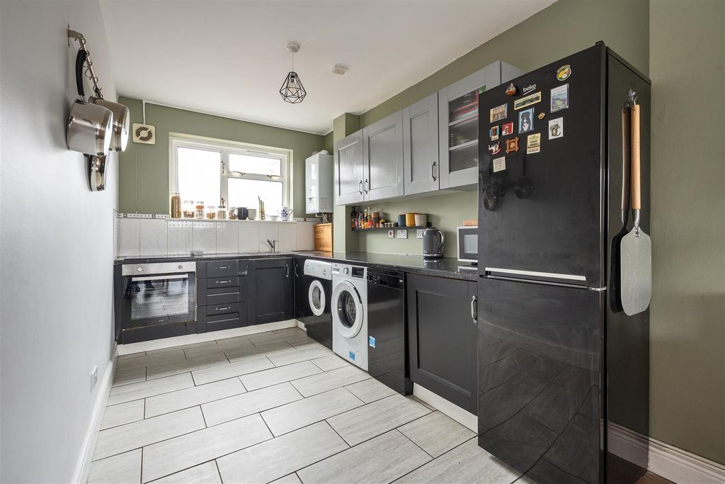 Property photo 2 of 22 Brookscroft Road, E17