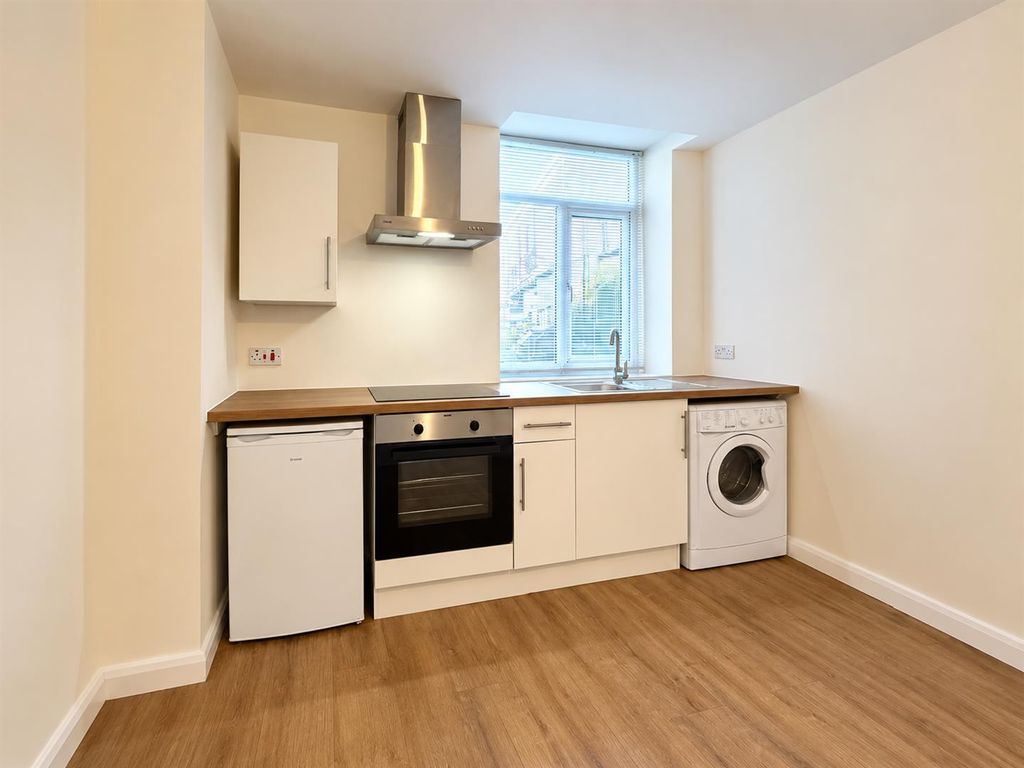 Property photo 2 of 12 Fitted Kitchen: