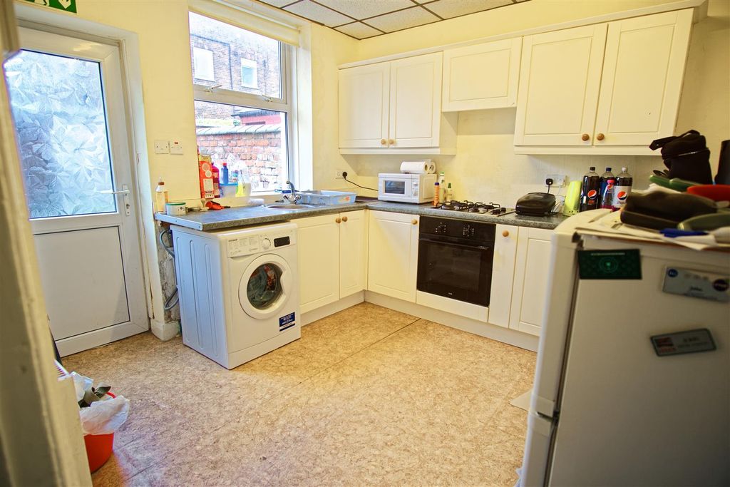 Property photo 3 of 8 Kitchen