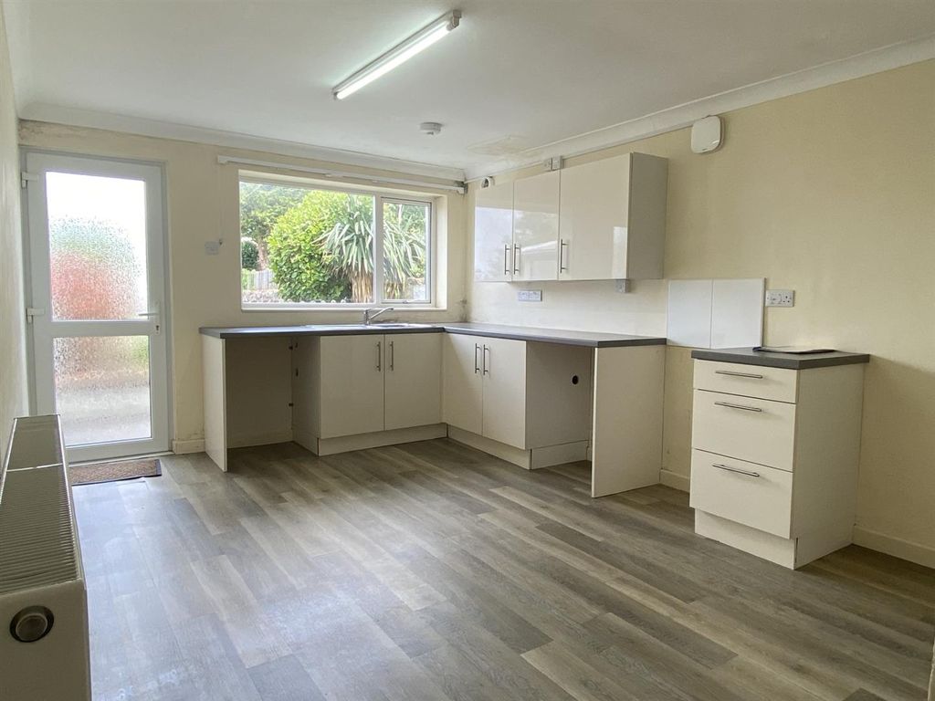 Property photo 3 of 11 Kitchen.Jpg