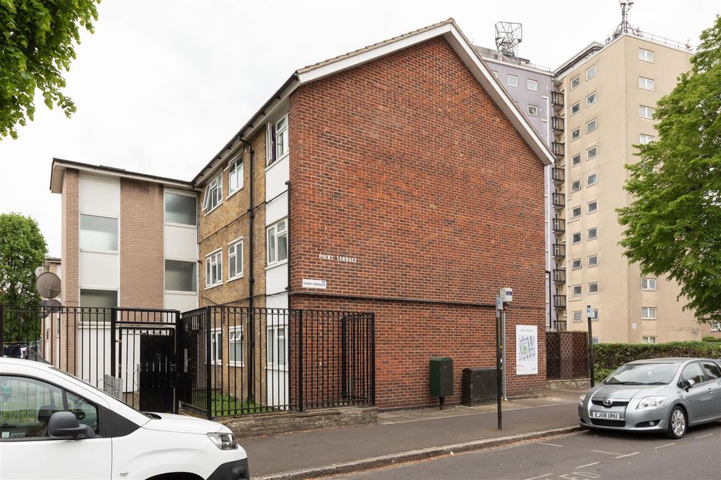 Property photo 1 of 18 Claremont Road, E7