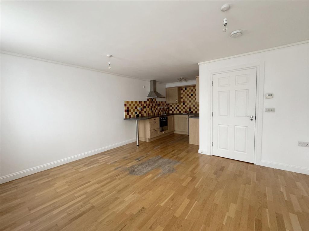 Property photo 3 of 8 Living Room/Kitchen