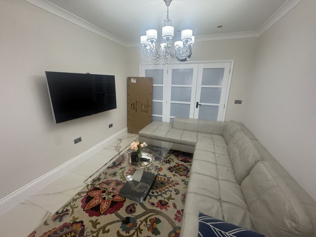 Property photo 3 of 8 Gallery