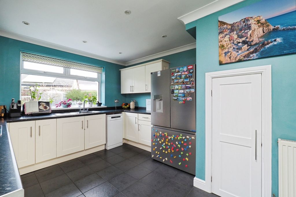 Property photo 2 of 17 Kitchen