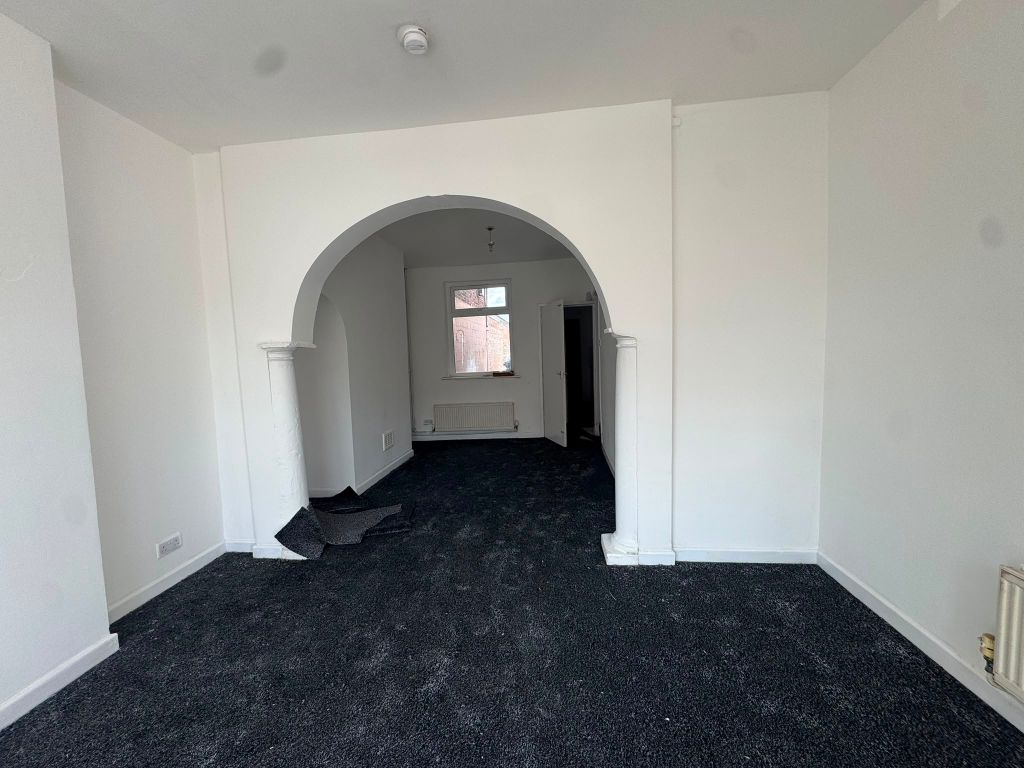 Property photo 3 of 10 Spacious Living &amp; Dining Area