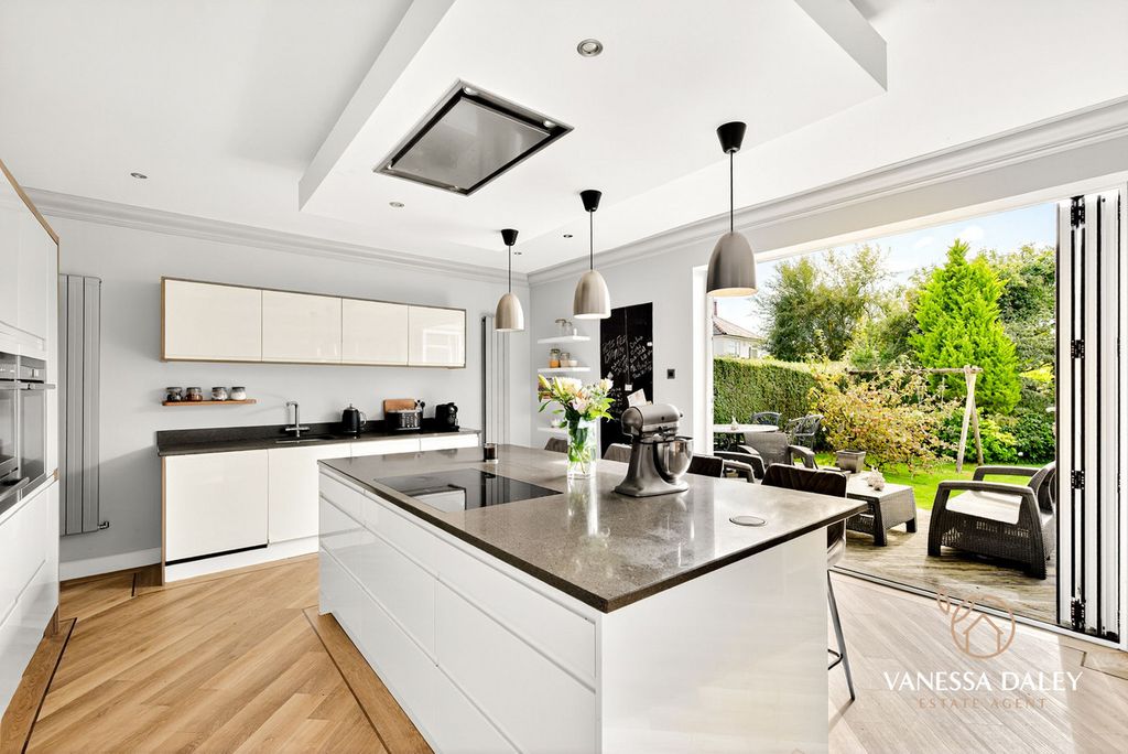 Property photo 2 of 43