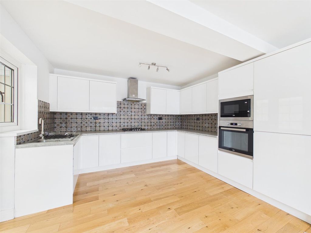 Property photo 2 of 20 Cam04118G0-Pr0026-Still007.Jpg