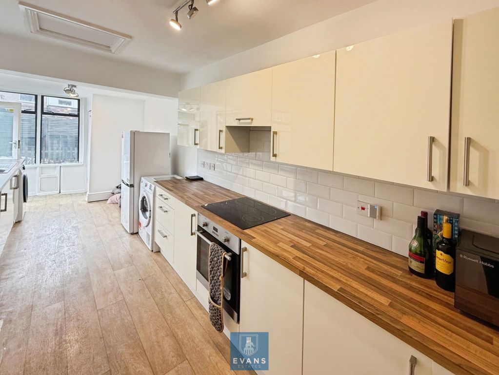 Property photo 3 of 21 Kitchen