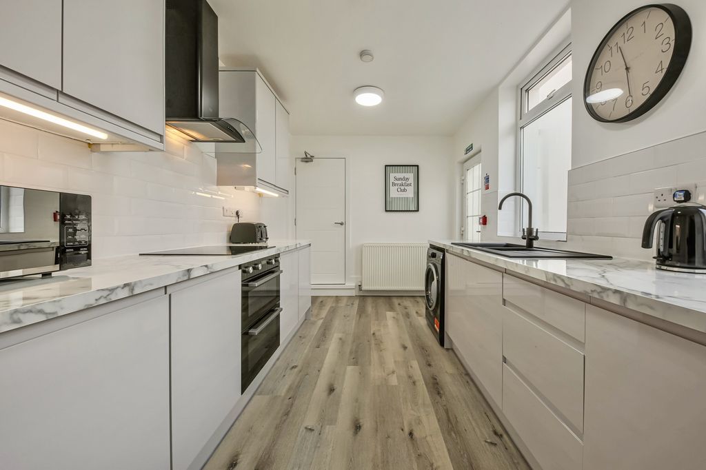 Property photo 3 of 7 Kitchen 4