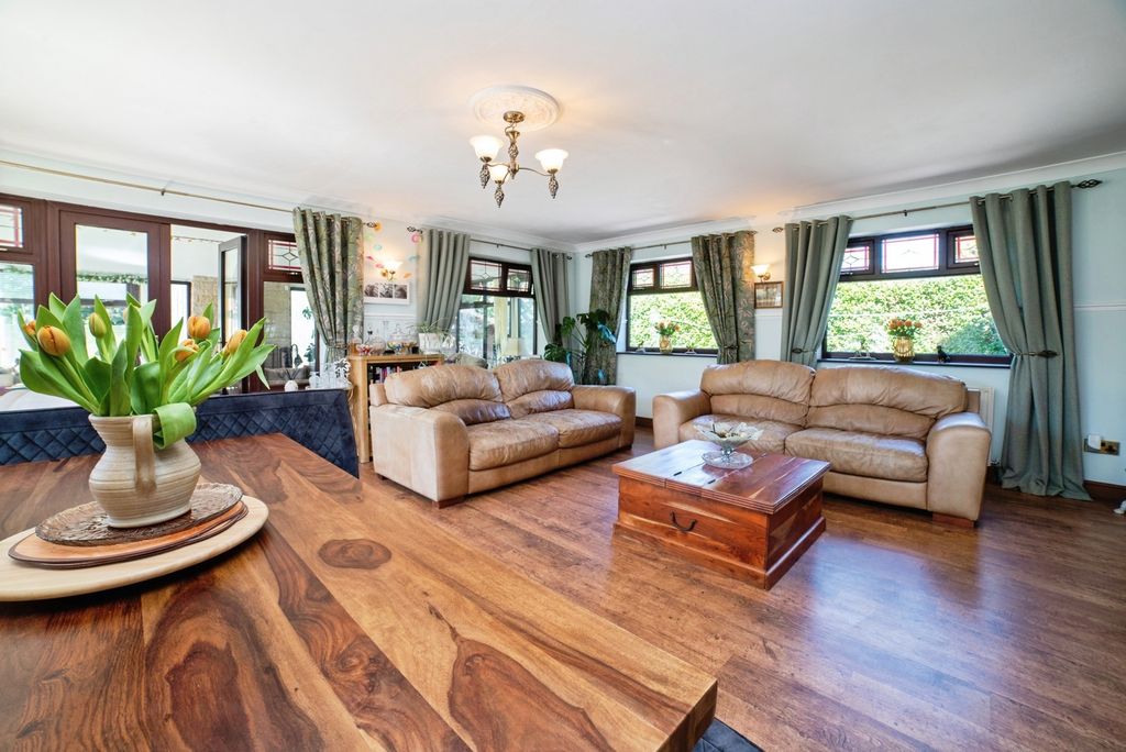 Property photo 2 of 28 Pbox-Img.Jpg