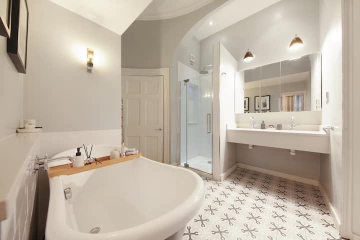 Property photo 3 of 10 Full Bathroom