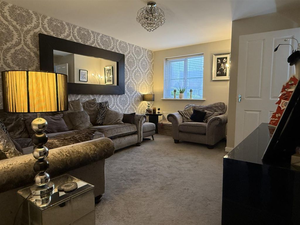 Property photo 3 of 18 Lounge