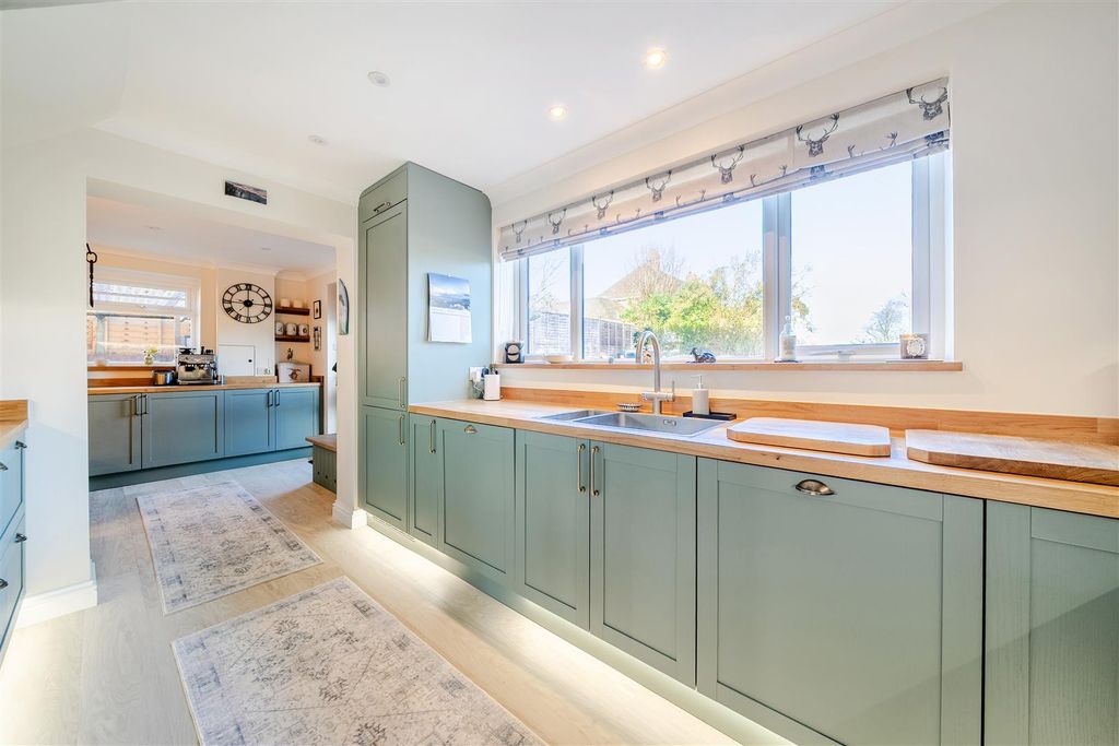 Property photo 2 of 22 Kitchen / Breakfast Room