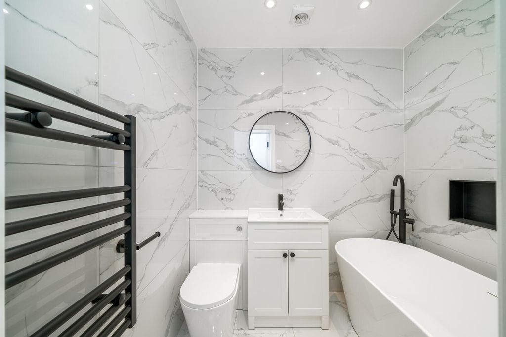 Property photo 3 of 14 Bathroom