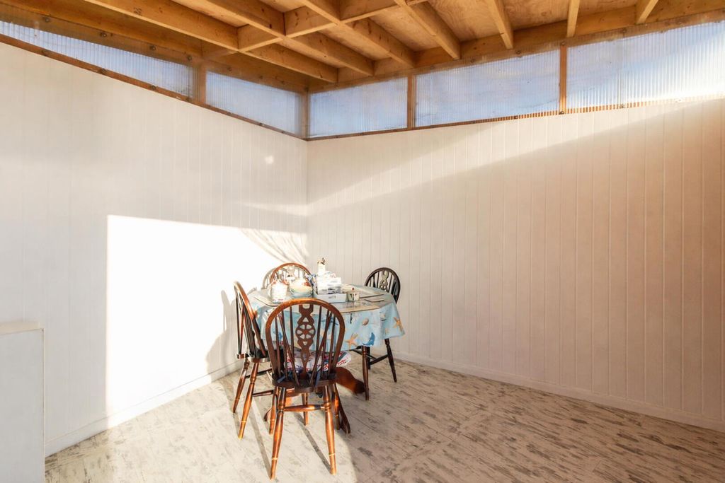 Property photo 3 of 9 Interior