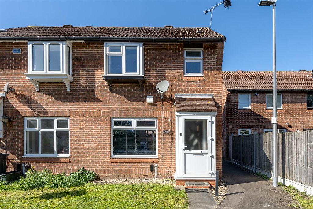 Property photo 1 of 17 Hookstone Way, Ig8