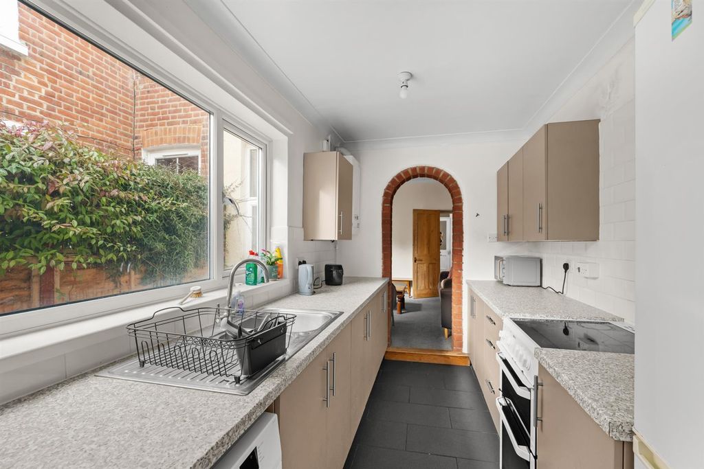 Property photo 3 of 13 36-Avenuerd-011.Jpg