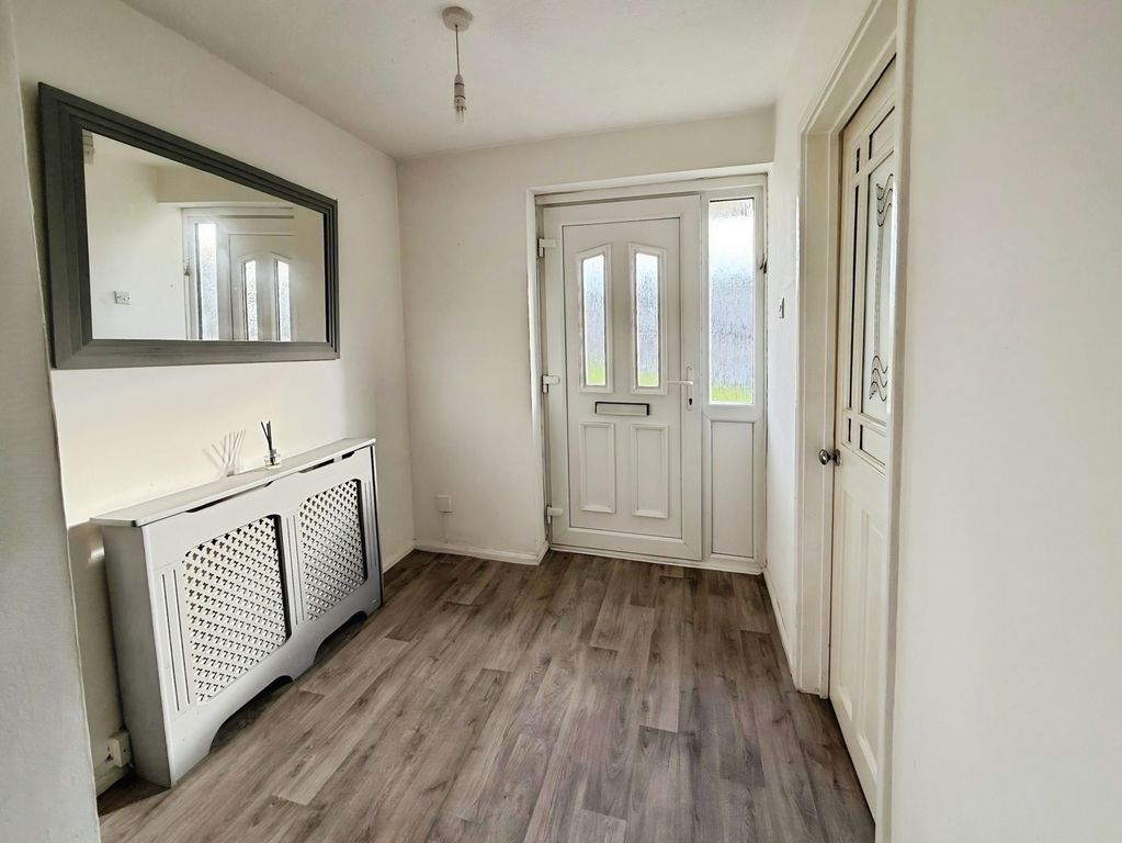 Property photo 2 of 11 Hallway