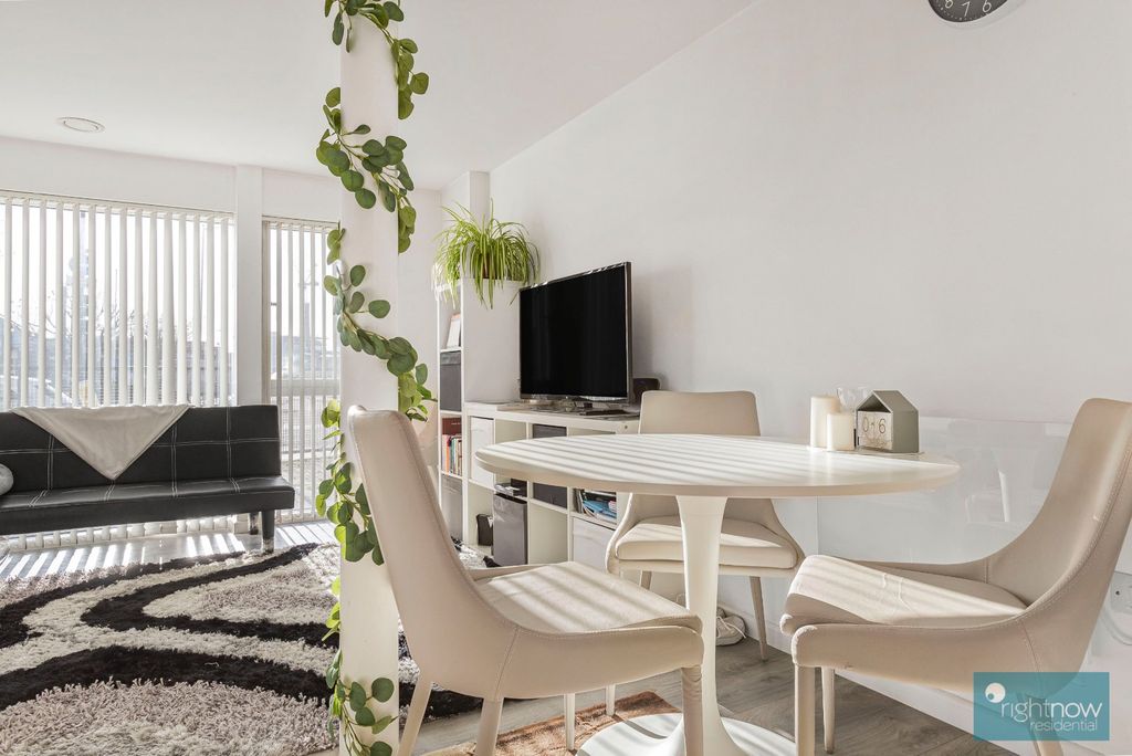 Property photo 3 of 10 Bright Living Room