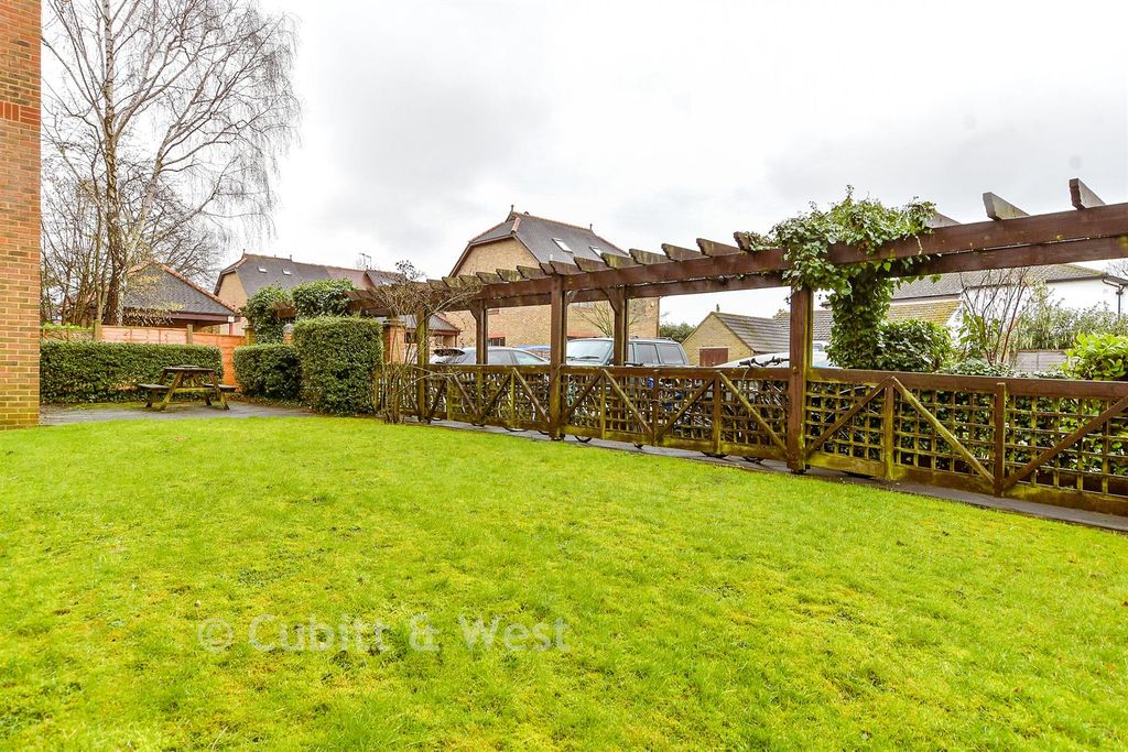 Property photo 2 of 9 Communal Gardens