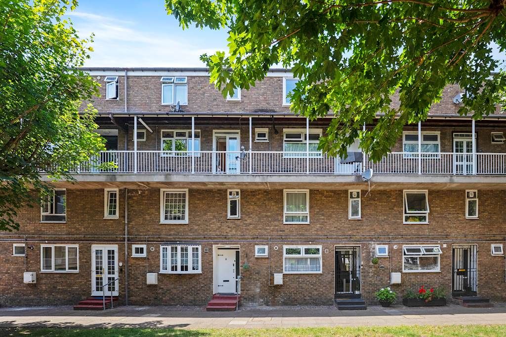 Property photo 1 of 15 3 Bed Flat For Sale Hind Grove, London E14