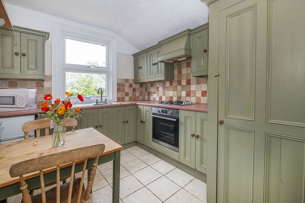 Property photo 2 of 11 Brightwell Crescent