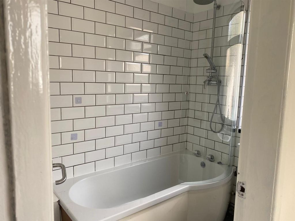 Property photo 3 of 13 Bathroom.Jpeg