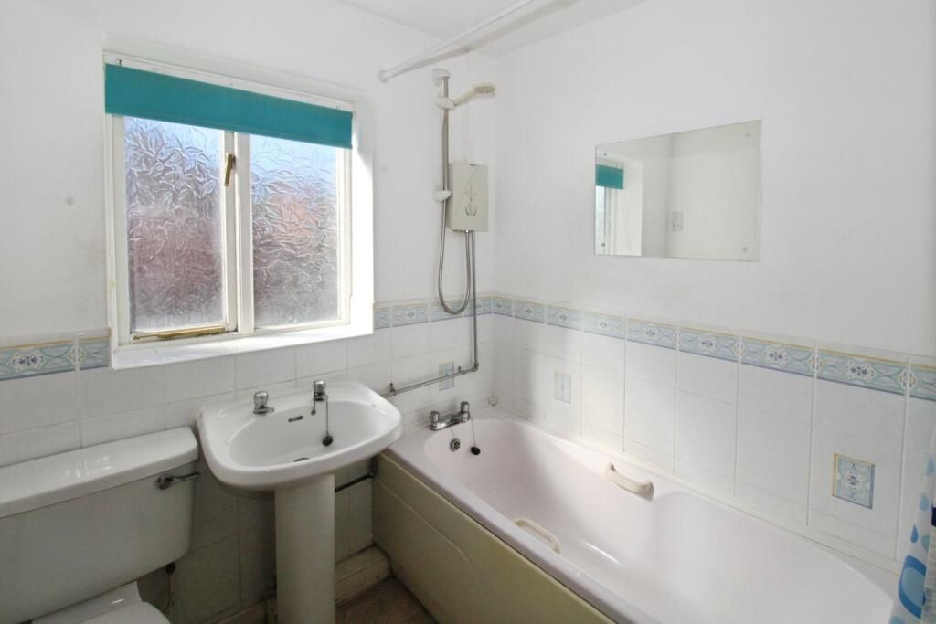 Property photo 2 of 8 Bathroom.Jpeg