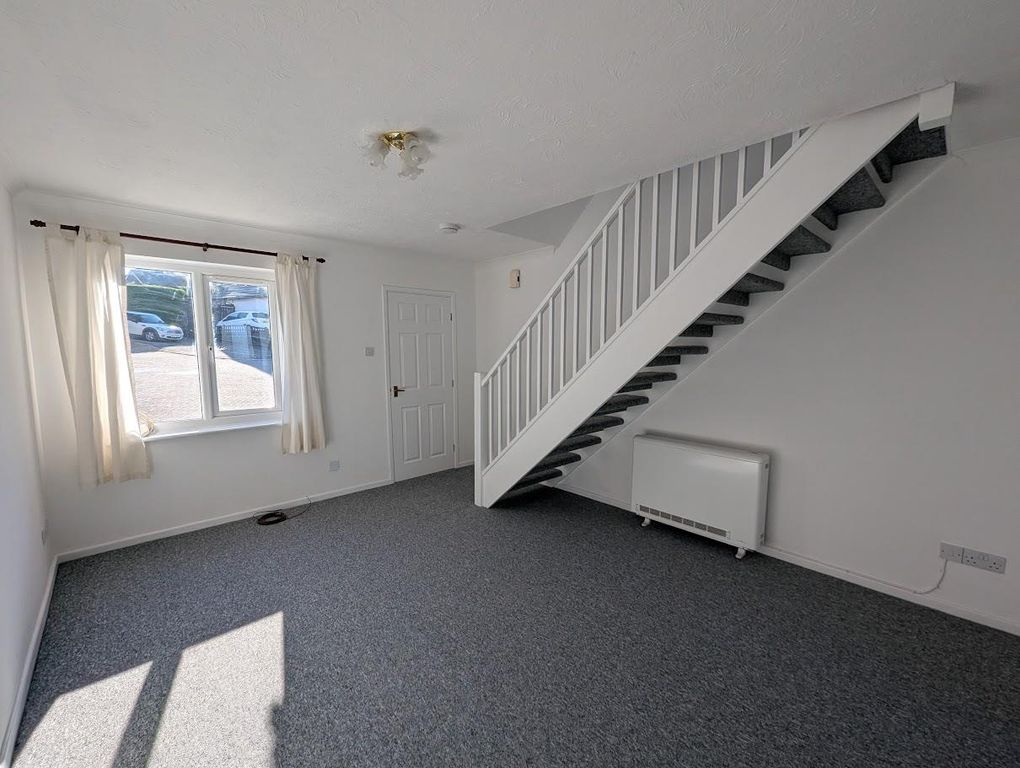 Property photo 2 of 13 25 Kingsley Court Lounge