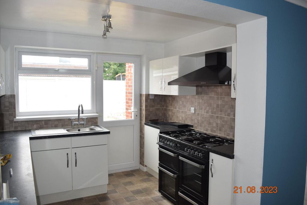 Property photo 3 of 15 Kitchen