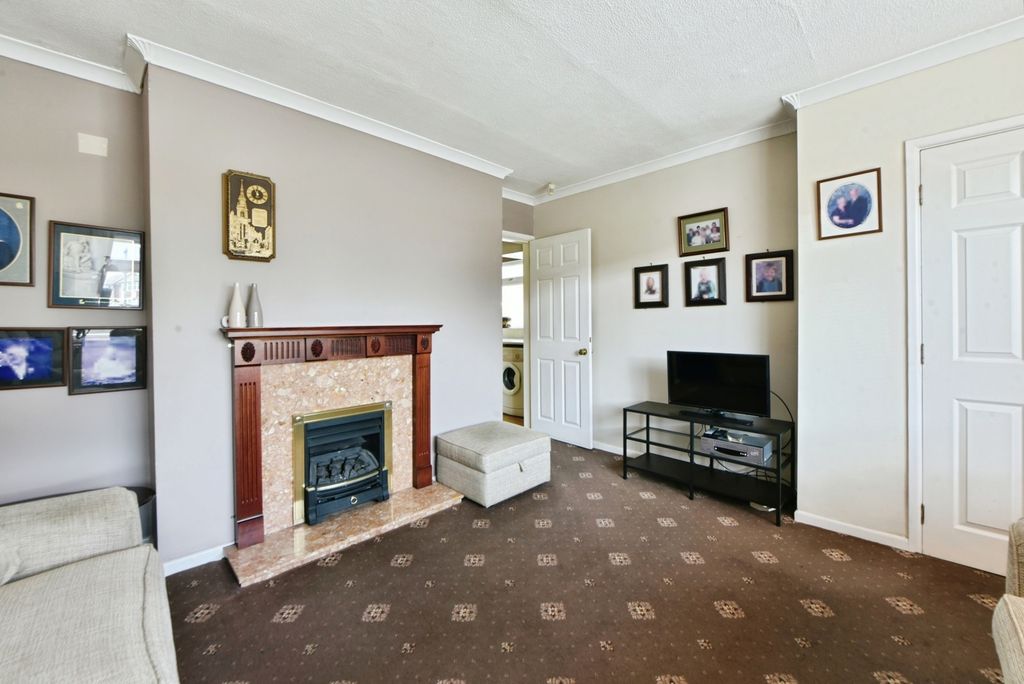 Property photo 2 of 17 Lounge