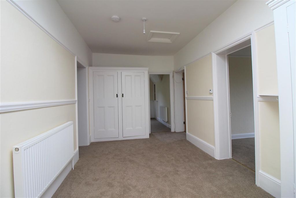 Property photo 3 of 12 Entrance Hall - 8 Wellington.Jpg