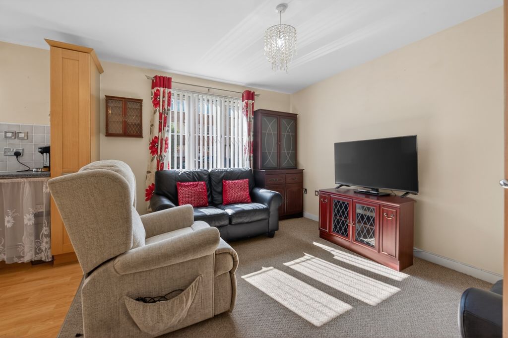 Property photo 3 of 18 4990126