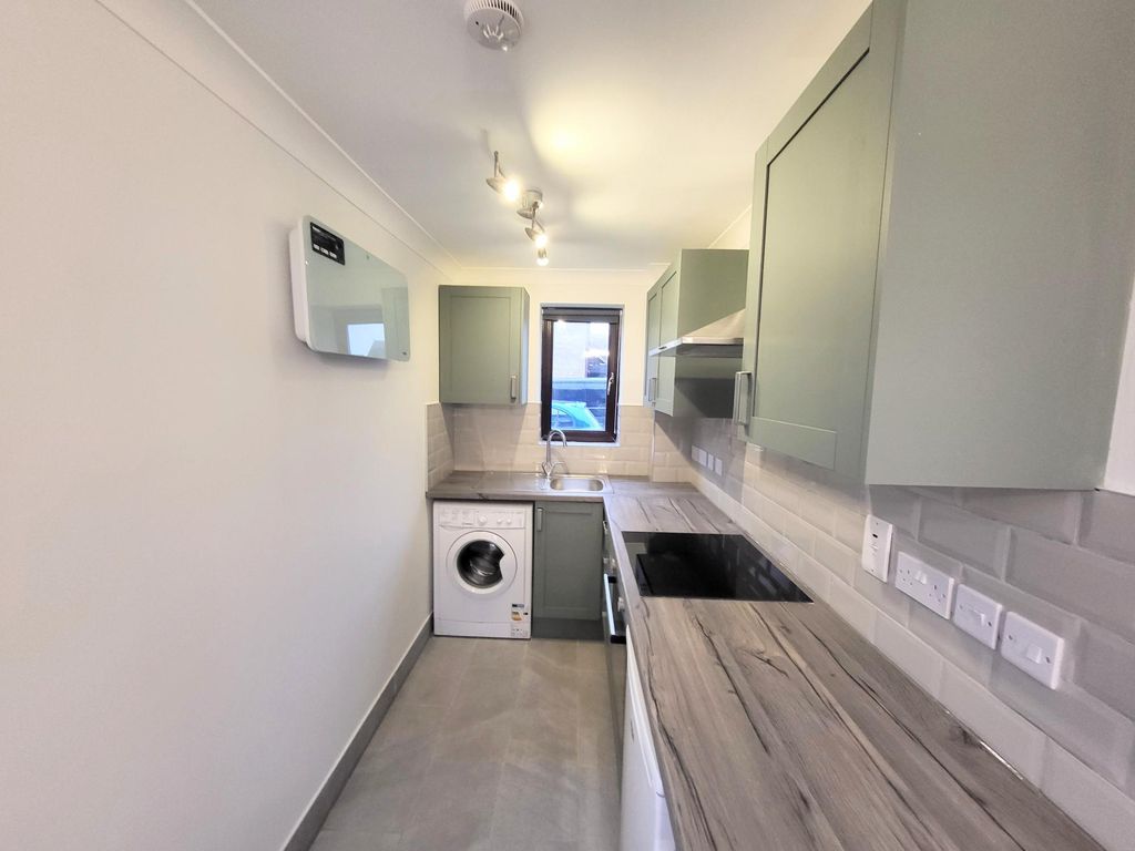 Property photo 3 of 8 Kitchen