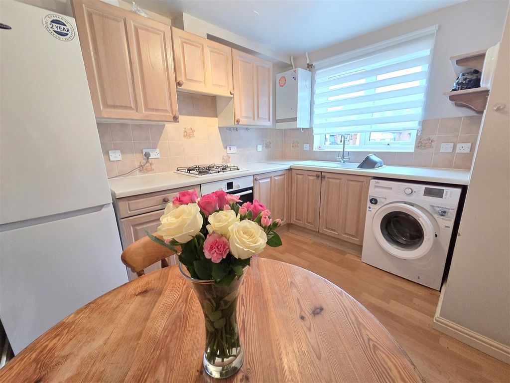 Property photo 2 of 10 Kitchen