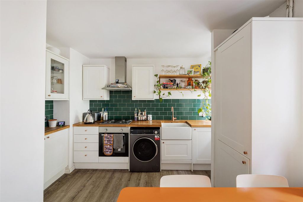 Property photo 3 of 21 Chingford Road, E17