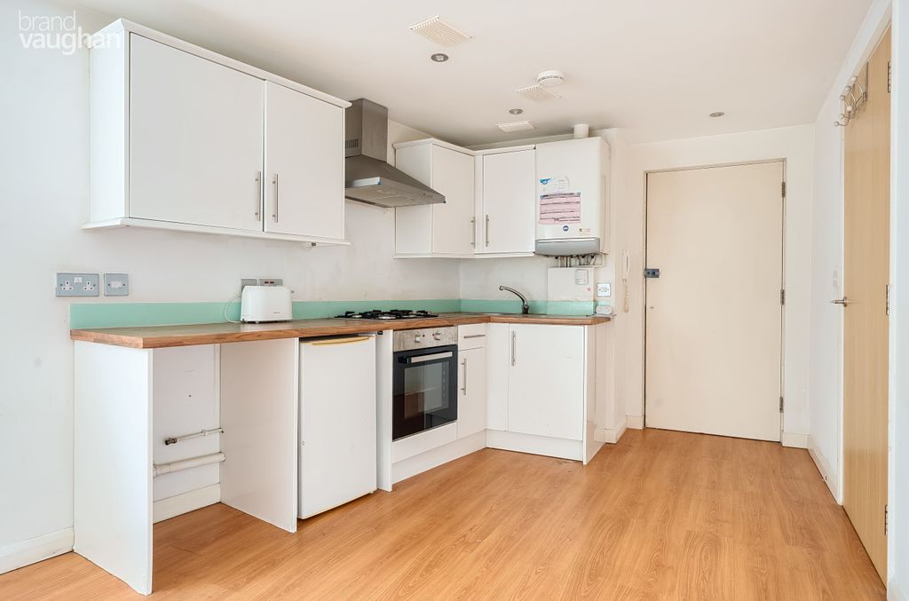 Property photo 3 of 10 Kitchen