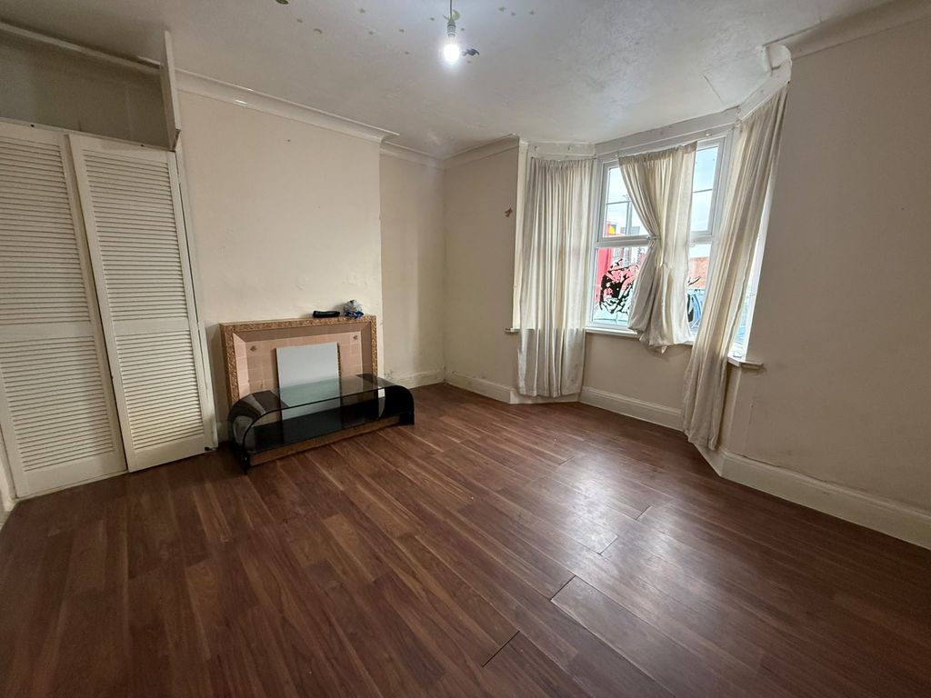 Property photo 1 of 10 Spacious 4-Bedroom House With 1 Reception Room In Feltham