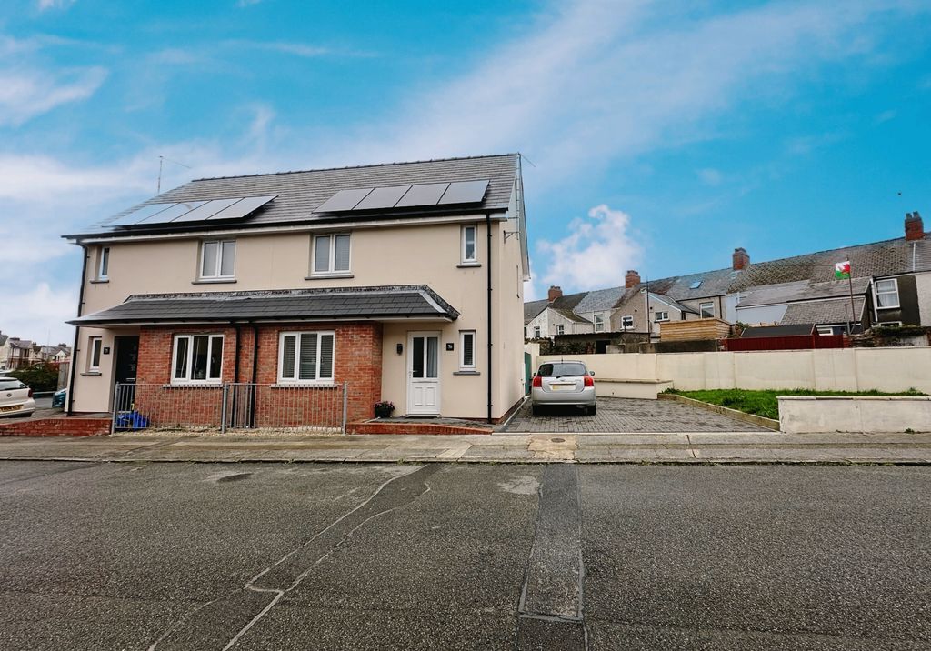 Property photo 2 of 19 Front (Driveway & Front Garden)