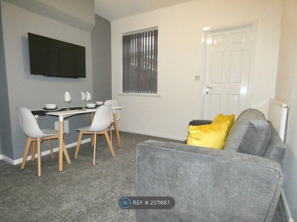 Property photo 1 of 8 Living Room