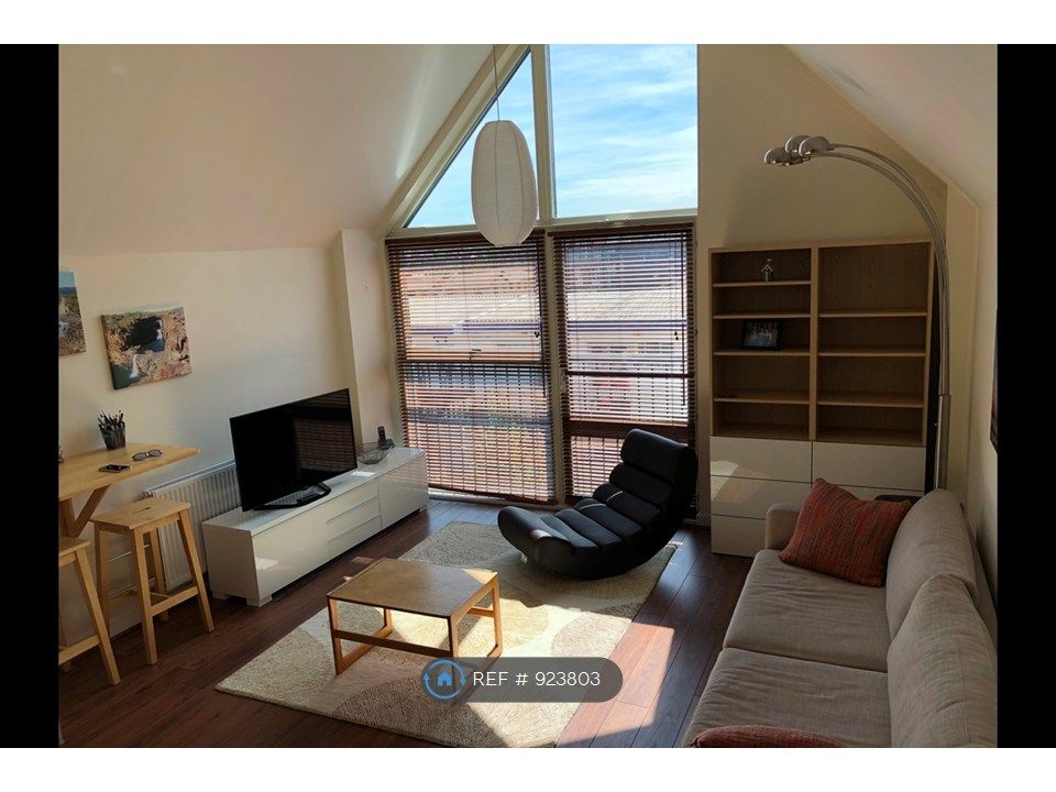 Property photo 1 of 7 Living Space