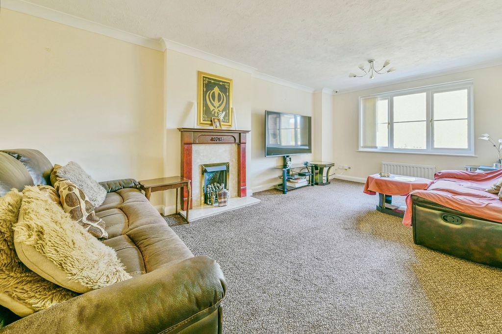 Property photo 3 of 18 Lounge