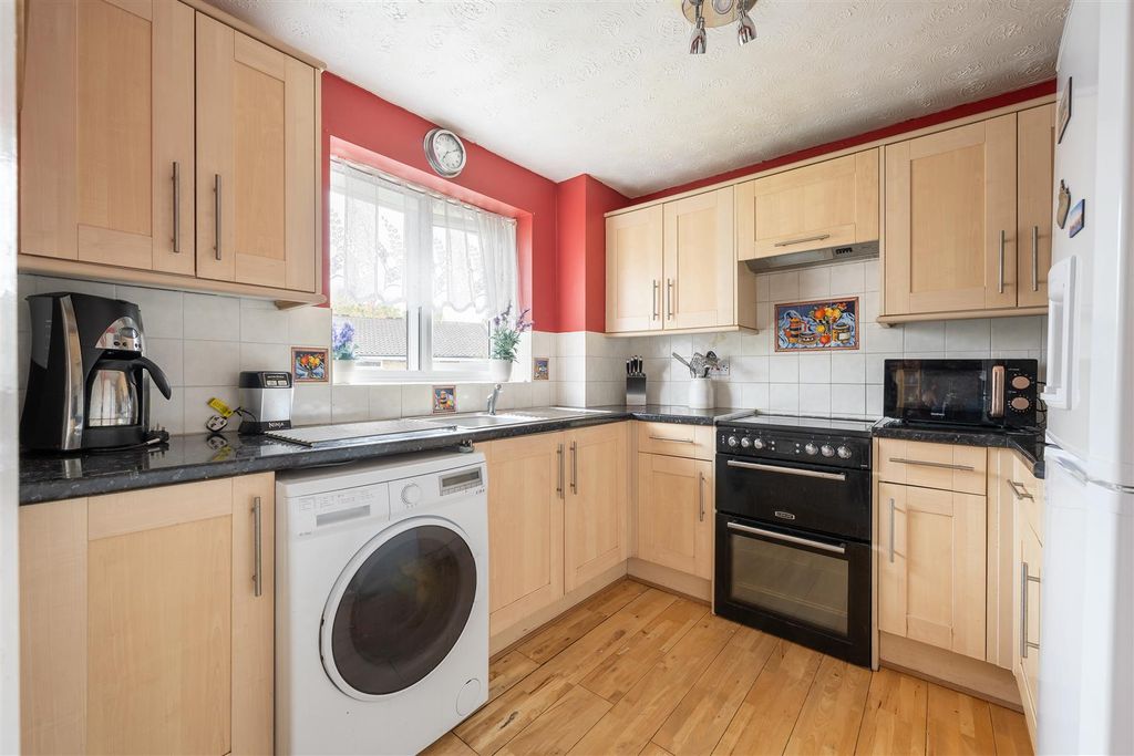 Property photo 3 of 11 Adams Court, E17