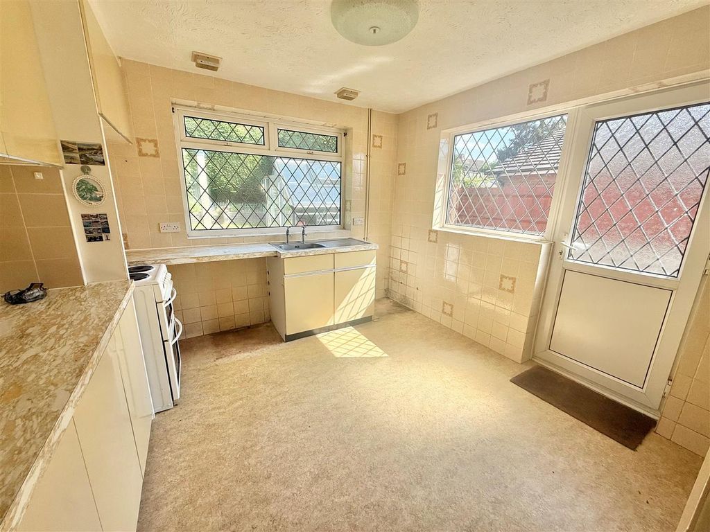 Property photo 3 of 10 Kitchen