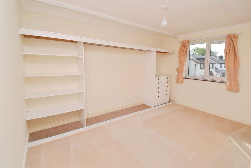 2 bed flat for saleThe Hawthorns, Caerleon, Newport NP18 photo 5
