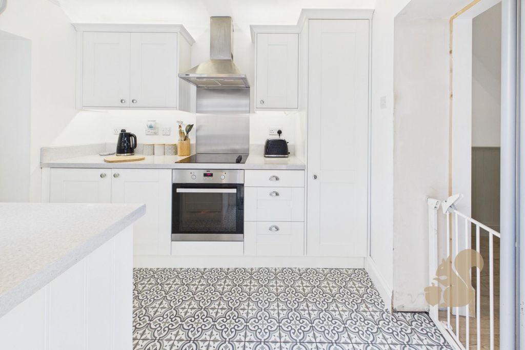 Property photo 3 of 18 Kitchen
