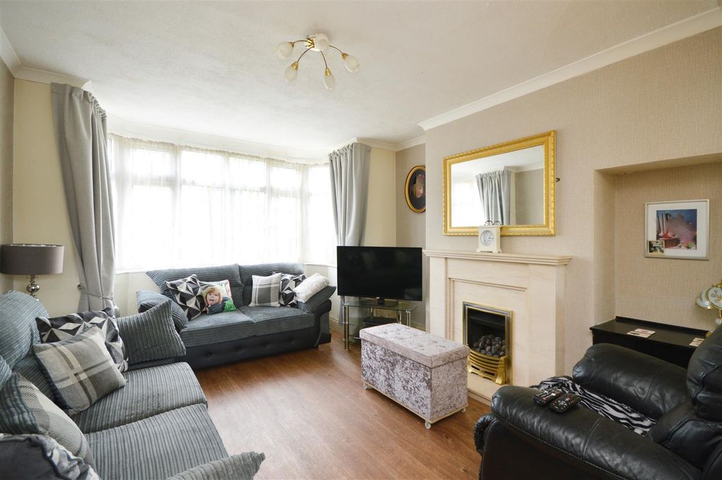 Property photo 3 of 22 Sitting Room